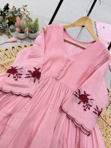 Elegante Traje Anarkali Rosa con Bordado Floral, Corte Holgado, Ropa Tradicional India y Pakistaní para Mujer - Product Image 6