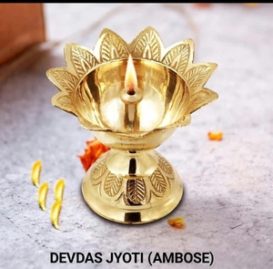 Lampe à huile ronde en laiton pour Diwali, faite à la main, gravée de motifs floraux, Diya traditionnelle, emballage individuel pour la Pooja, le temple, la décoration de la maison - Product Image 1