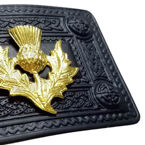 Hebilla de cinturón escocesa premium, color negro azabache, con diseño celta y cresta de cardo dorada, elegante accesorio para trajes escoceses de las Tierras Altas - Product Image 4