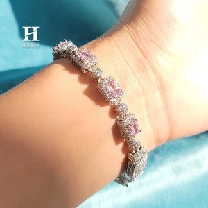 Pulsera de Lujo con Diamantes Rosa Corte Esmeralda y Zafiro Rosa Cultivado en Laboratorio VVS, Oro Blanco de 14K, con Halo y Cierre de Caja Iced Out - Product Image 2