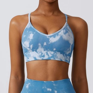Soutien-gorge de sport pour femme, imprimé nuages bleus, col en V, bretelles spaghetti, maintien moyen, respirant, haut de yoga, design côtelé - Product Image 1