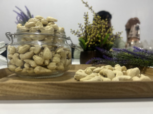 Noix de cajou entières séchées de qualité supérieure, grade W320, naturelles, non salées, en vrac, d'Inde, pour les collations, la pâtisserie, la transformation alimentaire, Dev Namo - Product Image 3