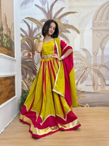 Ensemble Lehenga en Soie Indienne et Pakistanaise Noir et Or, Brodé de Paillettes, Longueur Ras du Sol, Robe Traditionnelle Vintage avec Dupatta pour Mariage - Product Image 2