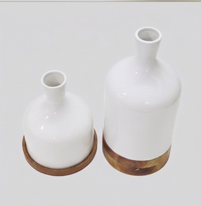 Vase enduit de poudre de qualité supérieure avec socle en bois Vente chaude Vase à fleurs blanches Meilleur vase de style classique pour la maison de luxe - Product Image 5