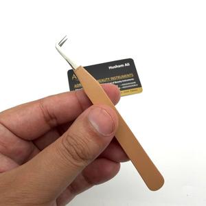Pinzas para extensión de pestañas de 90 grados, delgadas, de acero inoxidable con punta de fibra, ligeras, resistentes al sudor, con agarre fuerte y logotipo personalizado. - Product Image 5