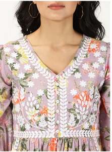 Robe Midi Décontractée Blanche à Manches Bulles et Col en V, Broderie Florale Bohème en Dentelle, Taille Naturelle, Écologique, Idéale pour les Vacances en Plein Air et les Resorts - Product Image 5