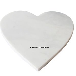 Belle planche à découper design en forme de coeur en marbre blanc très vendue à prix abordable - Product Image 1