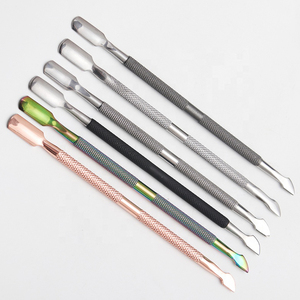 Pousse-cuticules conçu pour des tâches de soin des ongles de précision, contribuant à des lignes de cuticules nettes et à une meilleure application du vernis. - Product Image 2
