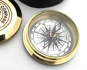 Boussole en laiton gravée avec étui en cuir Robert Frost The Road Not Taken, cadeau pour les voyageurs, les collectionneurs et les randonneurs - Product Image 2