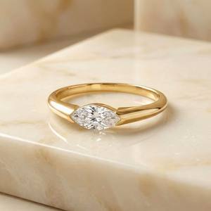 Anillo Solitario de Moissanita con Corte Marquesa East West, Anillo de Compromiso Moderno Minimalista con Media Engaste, Plata 925 - Product Image 4