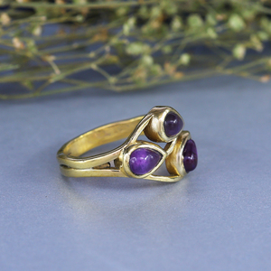 Anillo Estilo Jardín con Trío de Hojas de Amatista |   Anillo de diseño floral chapado en oro sobre latón - Product Image 4