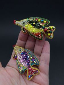 Broche de Lujo con Bordado Floral y Cuentas, Hecho a Mano, Regalo para Ocasiones Especiales, Broche Decorativo Bordado a Mano con Cuentas, Elegante - Product Image 2