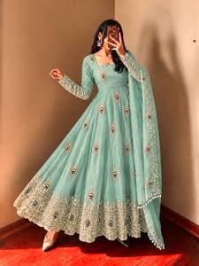 Robe Anarkali brodée bleu ciel pour femme, longueur ras du sol, style traditionnel indien pakistanais, coupe ample, en soie extensible - Product Image 2