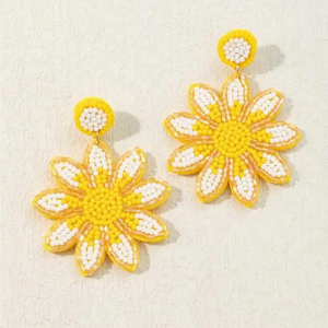 Boucles d'oreilles en perles brodées contemporaines, bijoux faits main de boutique pour un style décontracté et de soirée - Product Image 6