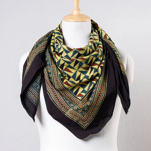 Foulards carrés personnalisés à impression numérique Tissu de soie léger Accessoires de mode élégants Parfaits pour l'approvisionnement en vrac - Product Image 3