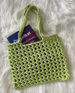 Sac fourre-tout en crochet fait main, rayé bleu et blanc avec breloque soleil jaune, style bohème, pour usage extérieur, en coton - Product Image 6