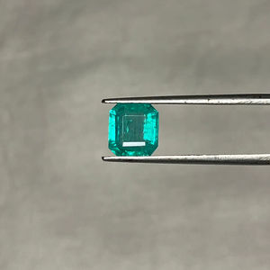 พลอยมรกตธรรมชาติจากแซมเบีย ทรงแอสเชอร์และทรงแปดเหลี่ยมเจียระไน ขนาด 8 มม. น้ำหนัก 2.5 กะรัต สำหรับทำเครื่องประดับ - Product Image 1