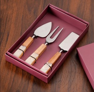 Ensemble de couteaux à fromage en acier inoxydable avec manche en bois de résine, lavable au lave-vaisselle, coffret cadeau pour plateau de charcuterie - Product Image 2