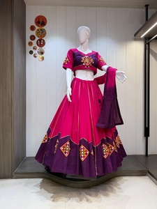 ชุดผ้าฝ้ายวัติกัน Ramkdu แบบ Chaniya Choli พร้อมงานปัก Gamthi อย่างประณีต ผ้าคลุมไหล่แบบมีเฉดสี เหมาะสำหรับงานเทศกาล Navratri และ Garba - Product Image 4