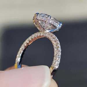 Anillo de Compromiso de Oro de 14K con Halo Oculto Ovalado de 4 CT y Diamantes en el Puente, Certificado por IGI - Product Image 3