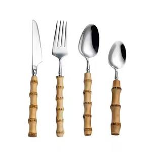 Ensemble de couverts contemporains en métal avec manche en bois, en acier inoxydable, cuillère, fourchette, couteau, ustensiles de cuisine élégants - Product Image 1