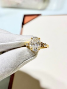 แหวนเงินแท้ 925 ประดับมอสซาไนต์คุณภาพ AAA ดีไซน์น่ารัก หรูหรา เหมาะสำหรับงานหมั้น งานแต่งงาน หรือเป็นของขวัญ แหวนเจ้าสาวประดับอัญมณีทำมือ - Product Image 3