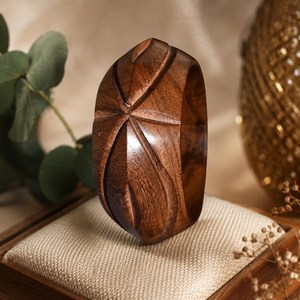 Bracelet manchette large en bois vintage pour femme, motif floral sculpté, grain de bois naturel, gravé à la main, idéal pour les fêtes - Product Image 1