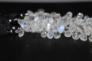 Perles en forme de poire à facettes en pierre de lune arc-en-ciel 6*8mm 8 pouces Briolette Side Cut Moonstone Perles en gros en vente - Product Image 2