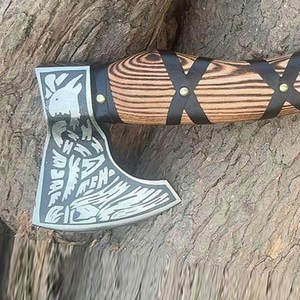 Hacha Vikinga Hecha a Mano de Grado Industrial con Hoja de Acero al Carbono y Mango de Madera Envolvente para Acampar al Aire Libre y Cortar Leña - Product Image 6