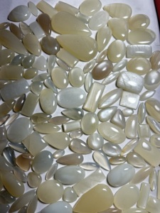 Piedras Preciosas Sueltas Hechas a Mano de Piedra Lunar Blanca de Melocotón de Forma Mixta Natural, Gemas Trimurti de Rajastán para Joyería Personalizada - Product Image 3