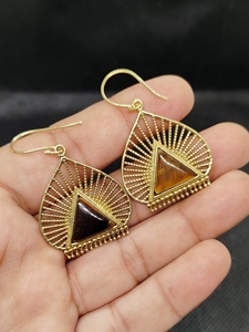 Boucles d'oreilles clous géométriques vintage en laiton plaqué or avec pierre œil de tigre, style rétro, pour femme, idéales pour les fêtes - Product Image 3
