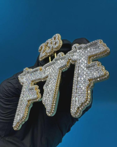 จี้เพชรโมซานไนต์แบบ Iced Out สองสี เงินแท้ 925 ชุบทอง 18k จี้ตัวอักษรแบบฮิปฮอปสั่งทำพิเศษสำหรับแร็ปเปอร์ - Product Image 1