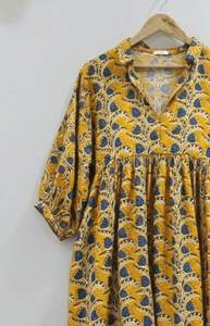 Robe tunique mi-longue pour femme, faite à la main, 100% coton, respirante, écologique, tie-dye |   Motif floral, col en V, manches bouffantes, naturel - Product Image 5