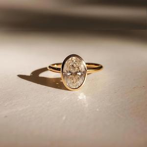 Anillo de Compromiso y Boda Solitario Étnico con Diamante Ovalado de 1.50CT Cultivado en Laboratorio, Brillante y Espléndido, para Mujer, Oro Amarillo de 14K con Engaste de Garras - Product Image 5