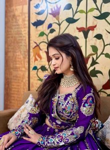 VISHNU K DESIGNS LAHENGA CHOLI DUPATTA, Traje de Seda Vichitra Pura con Bordado de Hilo y Lentejuelas, Manga Corta - Product Image 4