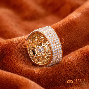 Anillo Solitario de Lujo Chapado en Oro de 18K |   Piedra central redonda masiva con halo |   Joyería de Oro Estilo Hip Hop con Incrustaciones de Diamantes para Hombre - Product Image 3