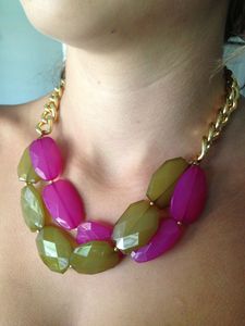 Collar con colgante de resina Peace y cadena de cuentas, joyería hecha a mano para fiesta de mujer - Product Image 3
