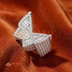 Anillo de Marca Iced Out con Diseño de Mariposa en Plata de Ley 925 – Banda con Logotipo Distintivo Totalmente Iced Out con Piedras Baguette y Micro Pavé para Hombre - Product Image 4