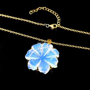Collar con colgante de flor de opalita natural para mujer, colgante floral de cristal de opalita tallado a mano, hecho a mano, venta al por mayor - Product Image 4