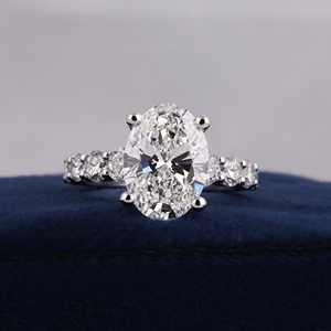 Anillo con 6 Diamantes Ovalados Cultivados en Laboratorio, Halo Oculto, Banda Pavé con Puntas en U, Certificado IGI - Product Image 1
