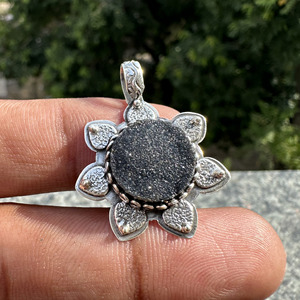 Pendentif en titane noir serti clos, 3 grammes, en argent sterling 925, avec corail naturel vintage, unisexe, pour femme, de Sobiz Designs, vente en gros - Product Image 3