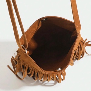 กระเป๋าสะพายข้างทรงถังแบบมีพู่หนังกลับสไตล์วินเทจโบโฮ - Product Image 2