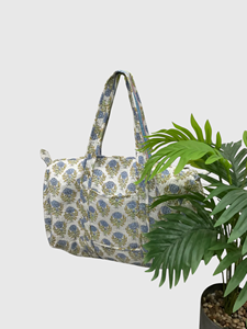 Pink Floral Patterned Duffel <b>Bag</b> with <b>Zipper</b> Closure Large Capacity Travel Tote Textile Material Weekender Style - Product Image 4