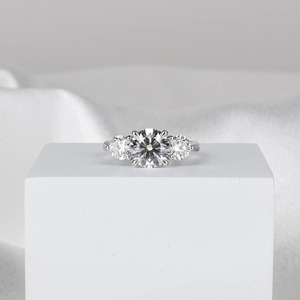 Anillo de Diamante Cultivado en Laboratorio de Corte Redondo de 2.3CT, Tres Piedras con Engaste Tulipán, Catedral, Oro Blanco de 14K, Anillo de Compromiso y Boda - Product Image 1