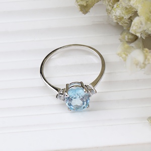 Vente en gros de bagues en argent sterling 925 massif avec topaze bleue ovale naturelle et trois pierres serties, bijoux fins Memoria Jewels - Product Image 2