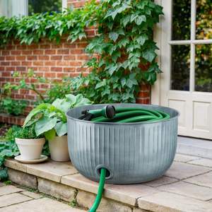 Elegante Soporte para Manguera de Jardín con Diseño Acanalado en Gris, con Salida Inferior, Organizador Moderno para Patio - Product Image 1