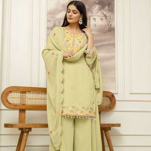 Traje Sharara Premium de Georgette con Bordado de Secuencia Codificada y Dupatta de Seda Georgette Floral para Fiestas - Product Image 4