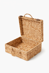 Adoptez le charme bohème avec cette valise en rotin de couleur naturelle, fabriquée en jacinthe d'eau, parfaite pour une décoration élégante. - Product Image 2