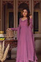 Setelan Anarkali Georgette Premium dengan detail renda dan hiasan manik-manik tangan, termasuk dupatta, cocok untuk pesta pernikahan dan acara perayaan.