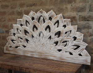 Grande décoration murale en bois massif blanc vieilli, sculptée à la main avec motif floral de lotus, pour le dos des canapés-lits et le salon - Product Image 3